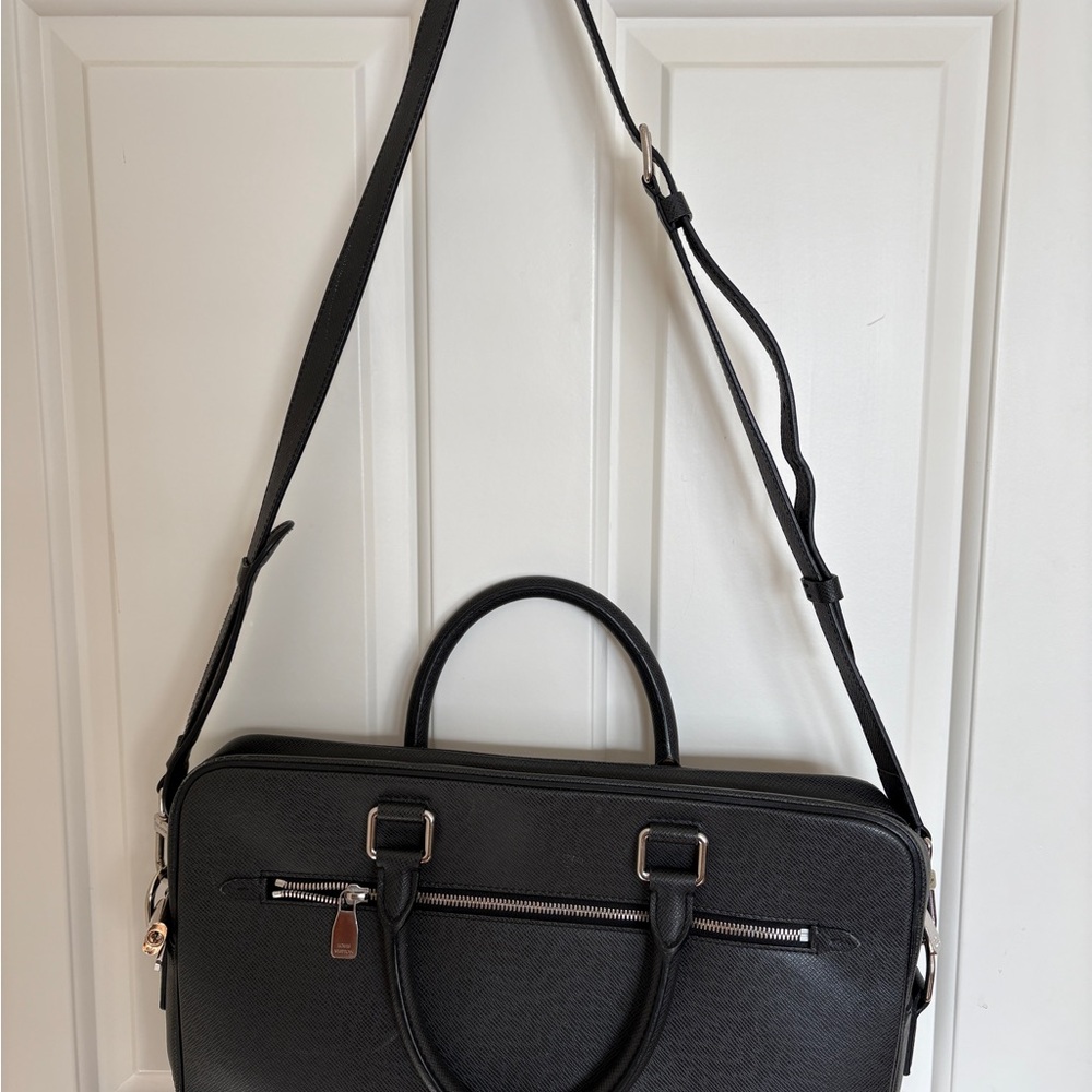 Louis Vuitton Taiga Black Leather Briefcase with Shoulder Strap